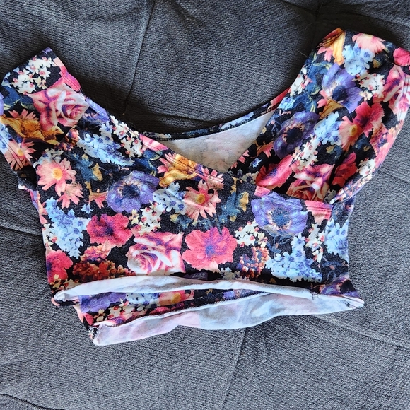 Nollie floral crop top 🌺 - Picture 3 of 6